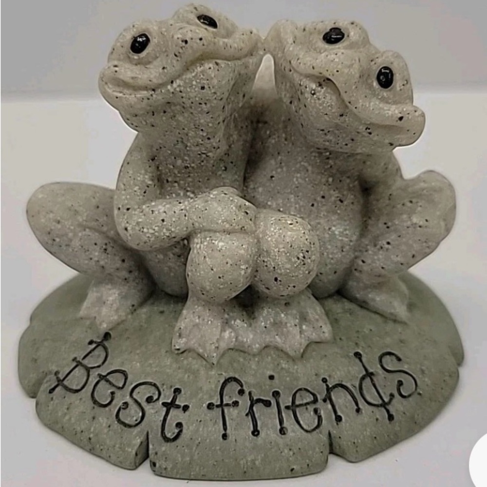 2004 Quarry Critters Resin Frog Figurine BEST FRIENDS 2.5” tall x 3” wide.